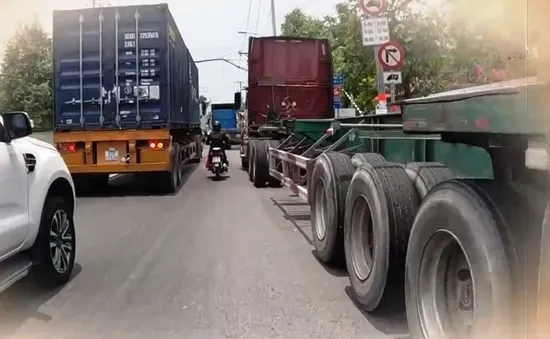 Xe container chạy vào giờ cấm, nhiều người sợ không dám ra đường