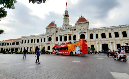 Hàng ngàn người dân tham quan miễn phí trụ sở HĐND- UBND TP Hồ Chí Minh