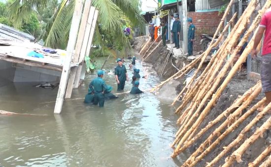 Hỗ trợ làm đường tạm cho 10 hộ dân ảnh hưởng sạt lở ở Sa Đéc