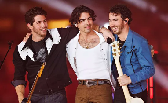 Anh em nhà Jonas Brothers không "dạy dỗ" nhau cách chăm con