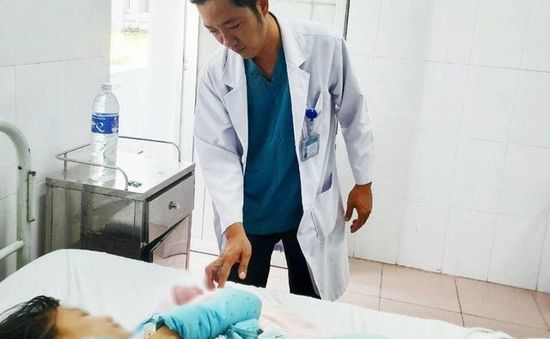 Cấp cứu cho 2 mẹ con sản phụ đẻ rơi bên đường