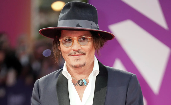 Sự xuất hiện của Johnny Depp tại LHP Cannes gây tranh cãi