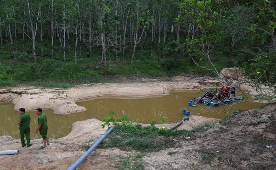 Phát hiện điểm bơm hút cát trái phép tại khu vực rừng phòng hộ