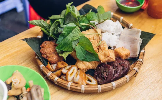 Bún đậu mắm tôm phong cách vỉa hè gây sốt tại New York