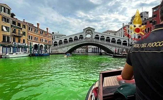 Nước kênh đào ở Venice bất ngờ đổi thành màu xanh huỳnh quang