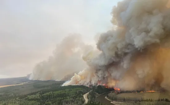 Canada: Hàng chục nghìn người ở tỉnh Alberta sơ tán do tình trạng cháy rừng "chưa từng có"