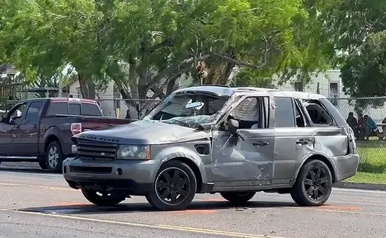 Ô tô lao lên vỉa hè đâm vào đám đông ở trạm xe bus Texas, 7 người tử vong