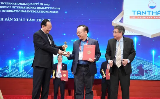 Tôn vinh doanh nghiệp, doanh nhân cống hiến vì sự phát triển kinh tế Việt Nam