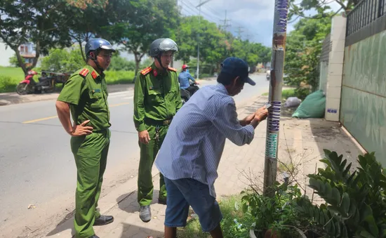 Công an TP. Hồ Chí Minh bắt quả tang nhóm đối tượng dán hàng nghìn quảng cáo ‘bẩn’ mỗi ngày