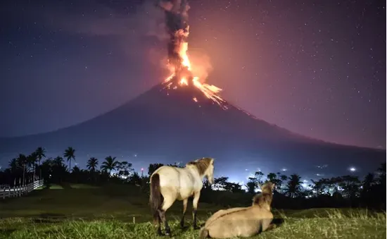 Philippines cảnh báo nguy cơ sức khỏe do khí độc từ núi lửa Mayon