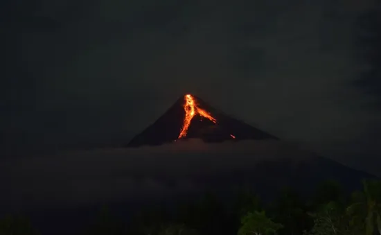 Núi lửa Mayon ở Philippines phun trào: Ít nhất 14.000 người phải sơ tán trong nhiều tháng