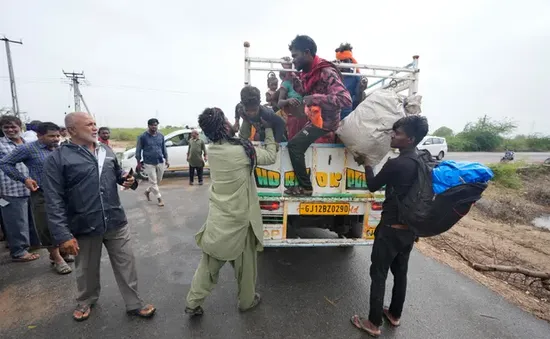 Hơn 100.000 người Ấn Độ, Pakistan sơ tán khi siêu bão Biparjoy đến gần