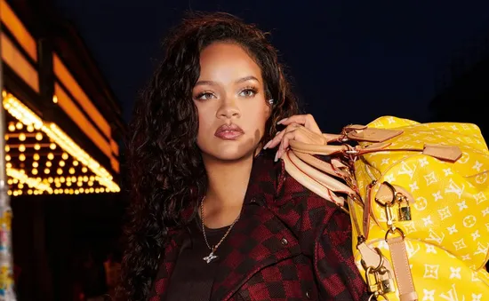 Rihanna làm người mẫu cho BST Louis Vuitton mới của Pharrell Williams