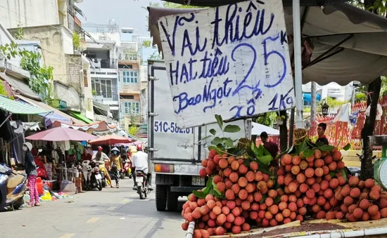 Hơn 10.000 tấn vải thiều miền Bắc đổ về chợ đầu mối lớn nhất TP Hồ Chí Minh