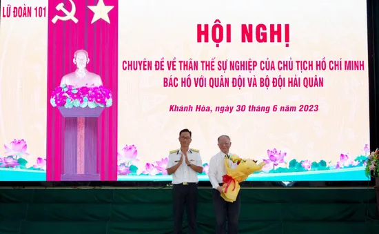 Chiến sĩ 101 Vùng 4 Hải quân lắng nghe những câu chuyện về Bác Hồ