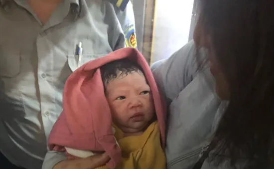 Đỡ đẻ thành công cho một sản phụ bất ngờ sinh con trên tàu