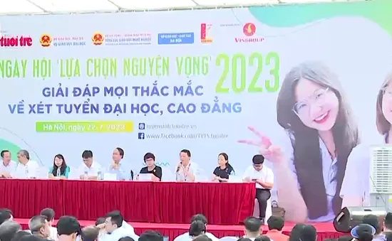 Thí sinh tìm kiếm cơ hội ngành nghề xét tuyển đại học 2023