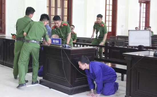 Nhận án tử vì buôn bán ma túy, 2 người ngoại quốc quỳ gối xin được sống