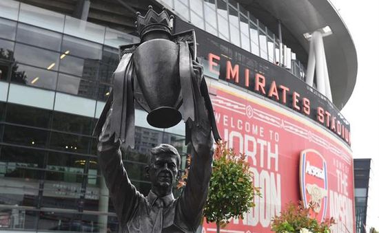 Arsenal ra mắt tượng HLV Wenger tại sân Emirates