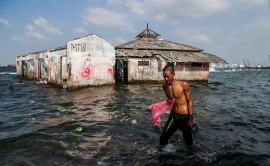 Cuộc sống ở ngôi làng Indonesia đang chìm dần xuống biển