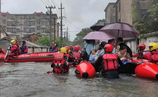 Trung Quốc cảnh báo mưa lũ, sạt lở và nắng nóng