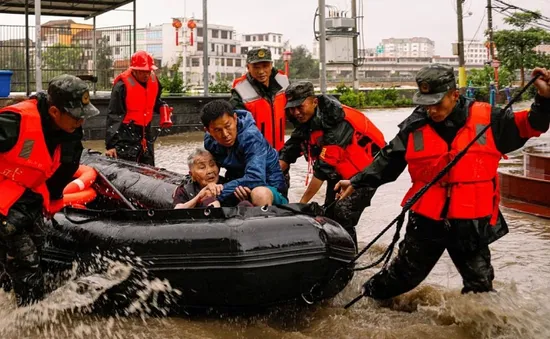 Trung Quốc cảnh báo mưa bão ở mức cao nhất