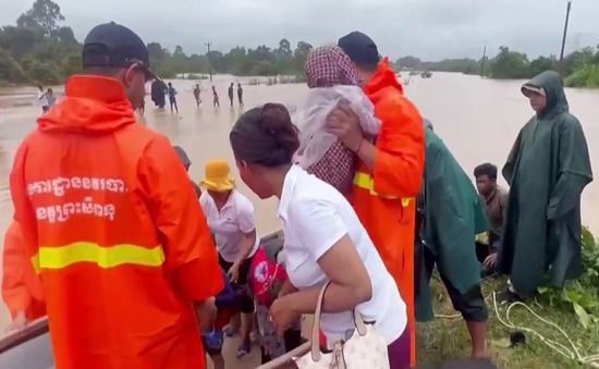 Mưa lớn gây ngập sâu ở Campuchia, một số khu vực bị phong tỏa