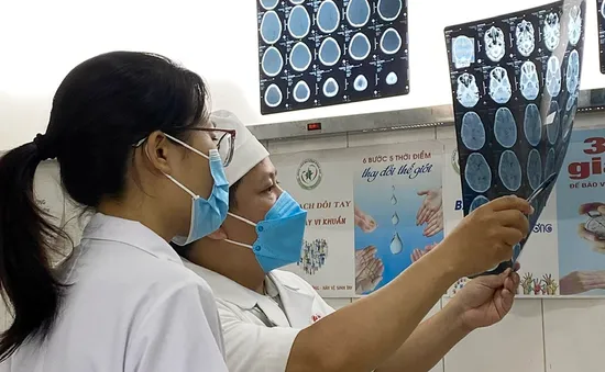 Bé 6 tuổi bị lệch não qua trái sau tai nạn giao thông