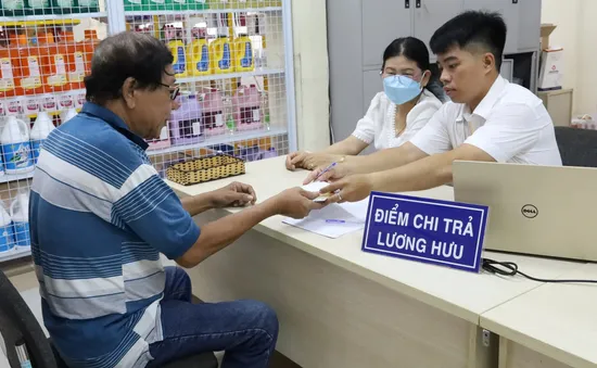 TP Hồ Chí Minh chi trả lương hưu, trợ cấp BHXH theo mức mới qua thẻ ATM đạt 100%