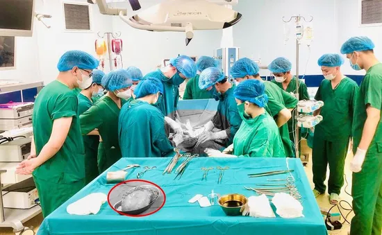 Cứu sản phụ rau tiền đạo trung tâm, rau cài răng lược xuyên bàng quang cực nguy hiểm
