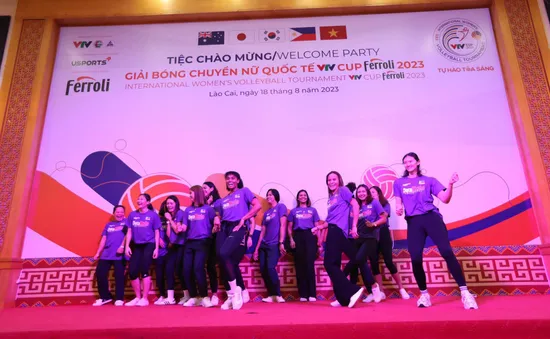 VTV Cup Ferroli 2023: Nữ VĐV bóng chuyền Hàn Quốc và Philippines hào hứng nhảy điệu ‘See tình’