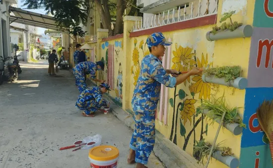 Chiến sỹ hải quân chung tay "khoác áo mới" cho trường học xã đảo