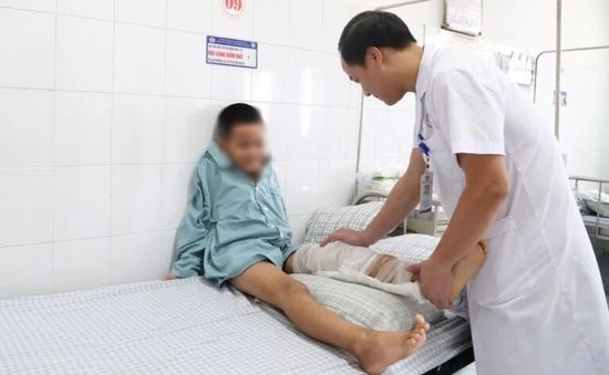 Đắp thuốc không rõ nguồn gốc, bé trai 10 tuổi có nguy cơ không đi lại được