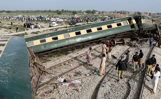 Tàu hỏa trật bánh tại Pakistan khiến hơn 75 người thương vong