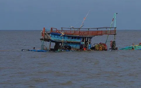 Quảng Ngãi: Tàu hàng tông chìm tàu cá, 3 ngư dân thoát nạn