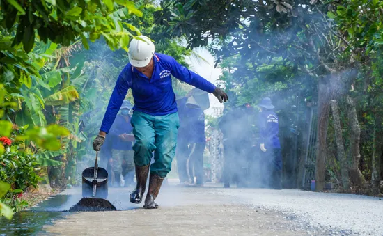 Đội từ thiện hàng chục năm đội nắng vá đường ở Cần Thơ