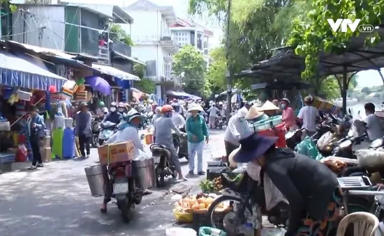 Chợ lấn chiếm vỉa hè, lòng đường giữa trung tâm TP Huế