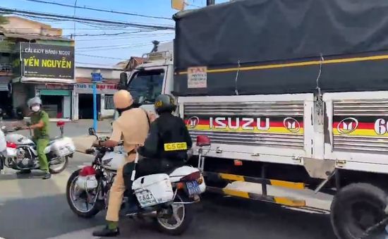 Cảnh sát giao thông Đồng Nai truy đuổi 10km chặn "xe tải điên"