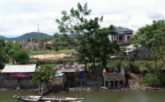 Sạt lở nghiêm trọng bờ vở sông tại Phú Thọ