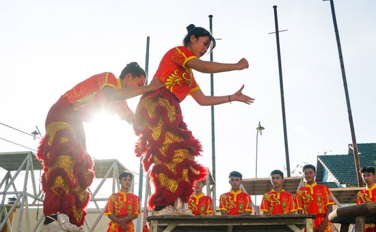 Mãn nhãn lân múa Mai hoa thung ở Cần Thơ