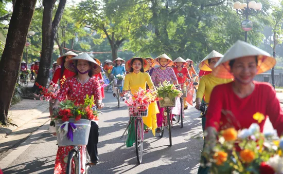 Phụ nữ Tuyên Quang duyên dáng với tà áo dài