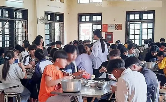 Bắt khẩn cấp nghi phạm bỏ chất độc vào thức ăn của học sinh ở Sơn La