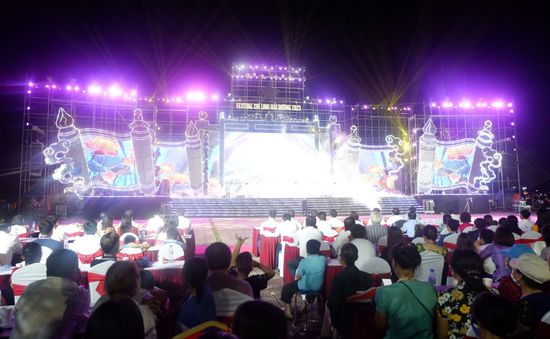 Hàng chục nghìn người đổ về Festival Chí Linh