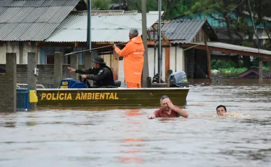 Bão lớn khiến ít nhất 22 người thiệt mạng ở miền Nam Brazil, dự kiến lũ lụt sẽ tiếp diễn