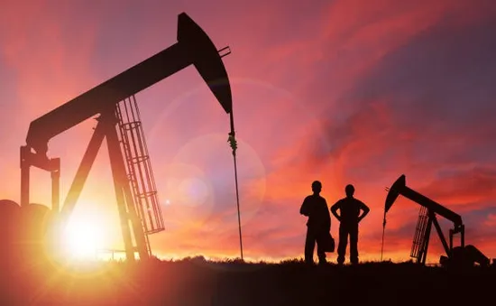 Giá dầu đối mặt nhiều sức ép mới