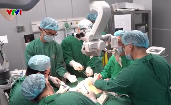 Ghép da tái tạo toàn bộ khuôn mặt cho bệnh nhân bỏng