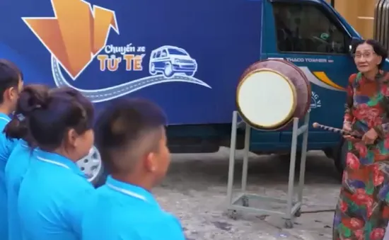 "Chuyến xe tử tế" đến với lớp học miễn phí của cô giáo 74 tuổi