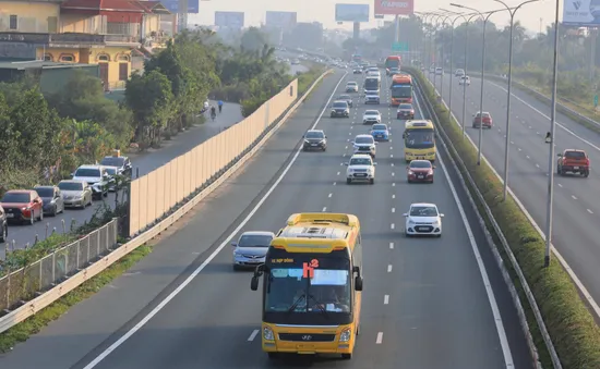 Giao thông ùn ứ tại cửa ngõ Thủ đô trong ngày đầu năm mới