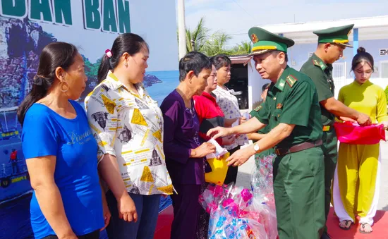 “Xuân Biên phòng -  Ấm lòng dân bản” đến với người dân xứ biển Cà Mau