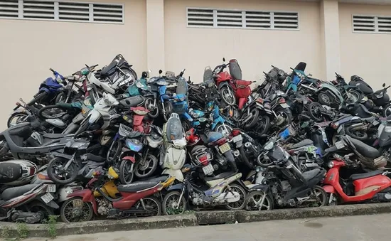 TP Hồ Chí Minh: Hàng ngàn xe vi phạm dãi nắng dầm mưa vì bãi giữ xe quá tải